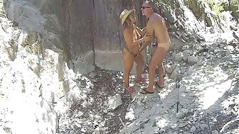 Telecamera nascosta coppia beccata mentre fa sesso nel bosco