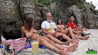 Uma galera bem descontraida na praia naturista de Abric no Rio de Janeiro