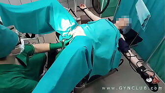Gynecologist having relaxation upon burnish apply instance